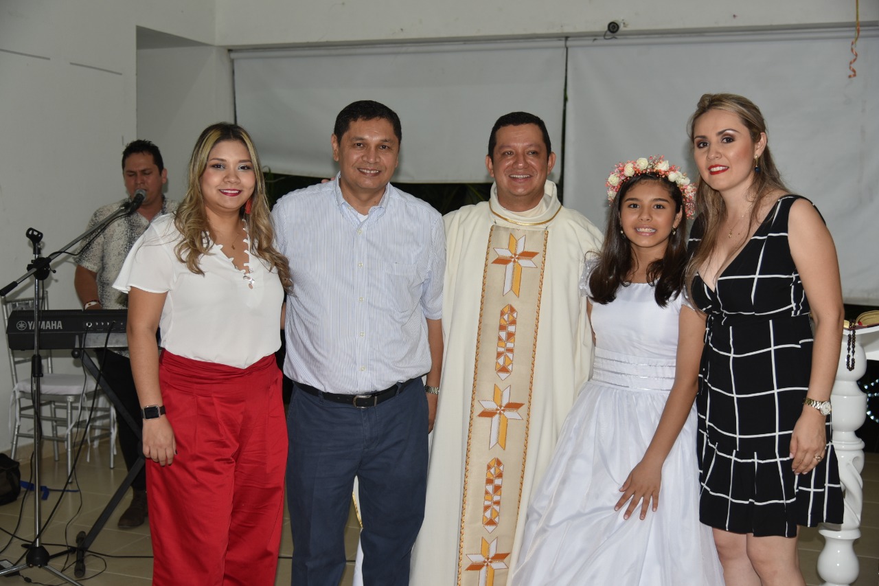Juanita Suárez, Pedro Hernán Suárez, padre Norbey Artunduaga, María Paula Suárez y Madeleine Pantoja.